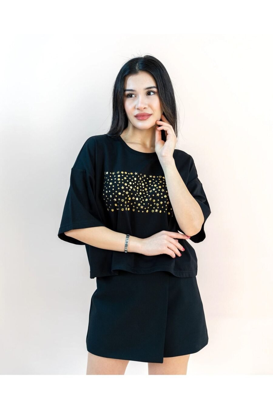Kadın Oversize Crop Siyah Gold Detaylı  T-shirt - Görsel 2